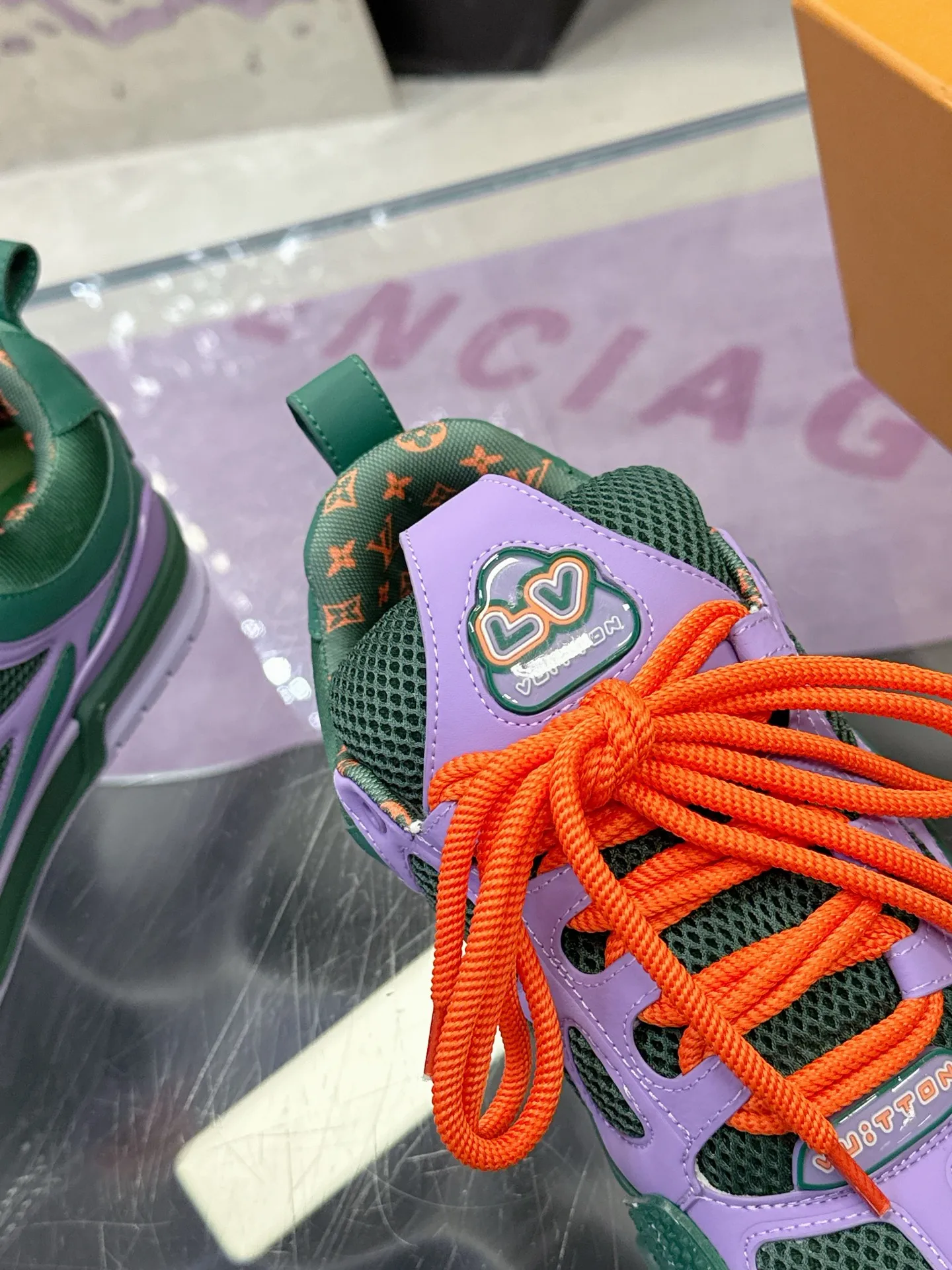 Factory price: 760💰 𝙇𝙑 𝟐𝟎𝟐5 𝐒𝐒 𝐧𝐞𝐰 Officially synchronized new colors💗 Louis Vuitton catwalk skateboard shoes are a hit, LOUIS VUITTON Trainer is undoubtedly one of the most successful Sneakers launched by luxury brands, but the pace of exploration will not stop. LOUISVUITTON will also bring a new series of skateboard shoes in the spring of 2025. The new series in the picture returns to the 90s Chunky Skate Shoes look and feel. The uppers are made of leather and mesh. The fat silhouette and thick shoelaces are very eye-catching. It is expected to have quite a few colors like the Trainer. Judging from the previous DIOR show skate shoes, this chunky style may be even stronger next year.  💎 LV small bread series LV bread shoe series 😘 Couple model Size: Female 35-40 Male 39-44, customized 45, 46